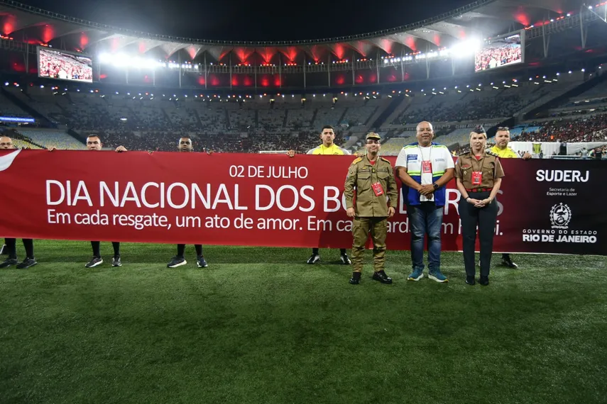 Corpo de Bombeiros recebe homenagem antes do jogo do Flamengo no Maracanã