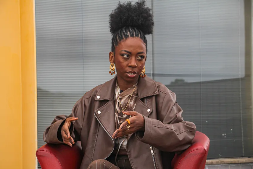 De São Gonçalo, cantora Ella Fernandes promete álbum novo para 2026 e fala sobre a carreira de atriz