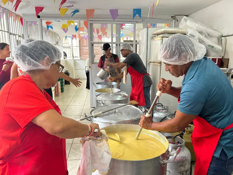 Dezenas de fiéis celebram o Dia de São João Batista, padroeiro de Niterói
