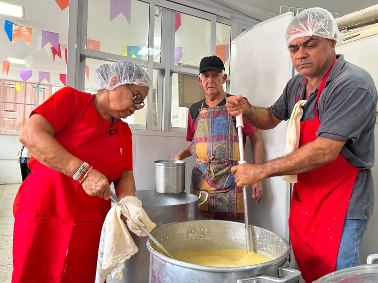 Dezenas de fiéis celebram o Dia de São João Batista, padroeiro de Niterói