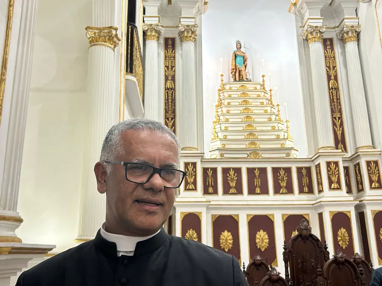 Dezenas de fiéis celebram o Dia de São João Batista, padroeiro de Niterói