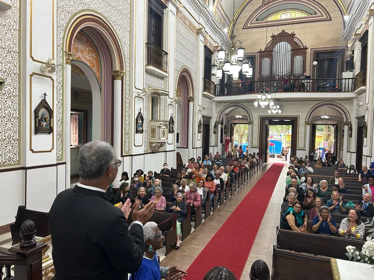 Dezenas de fiéis celebram o Dia de São João Batista, padroeiro de Niterói