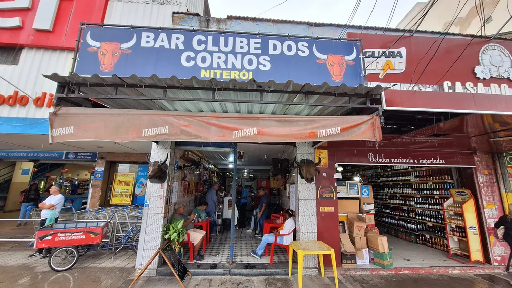 Dia dos Namorados sozinho? Em Niterói, não! 'Clube dos Cornos' atrai clientes e faz sucesso entre os traídos