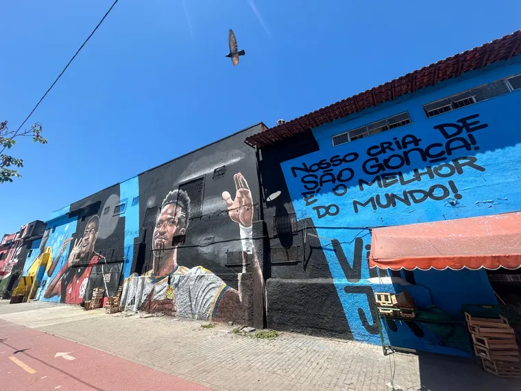 Do luxo de Madrid ao charme de São Gonçalo: o que Virgínia conheceria ao visitar os bairros onde viveu Vini Jr.