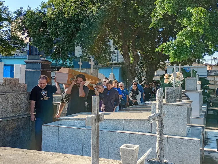 Família e amigos se reúnem, sob forte emoção, para dar último adeus a Osmar Leitão Rosa