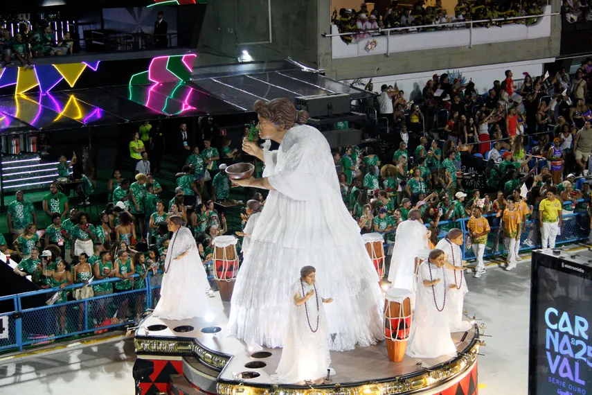 Fotos - Veja o desfile da União de Maricá na madrugada desta sábado