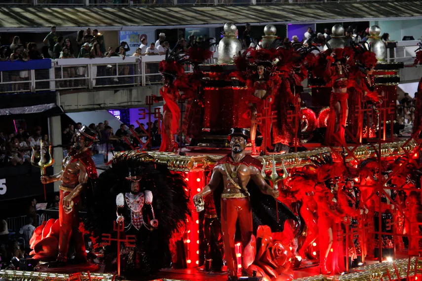 Fotos - Veja o desfile da União de Maricá na madrugada desta sábado