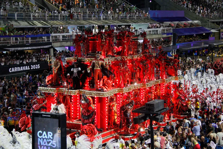 Fotos - Veja o desfile da União de Maricá na madrugada desta sábado