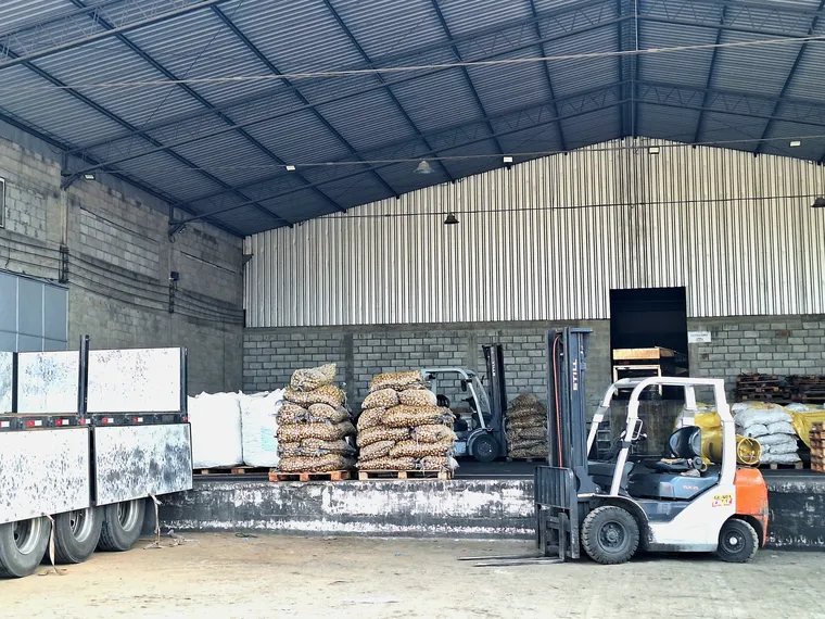 Incêndio de grandes proporções atinge fábrica da Crac em São Gonçalo; Vídeo
