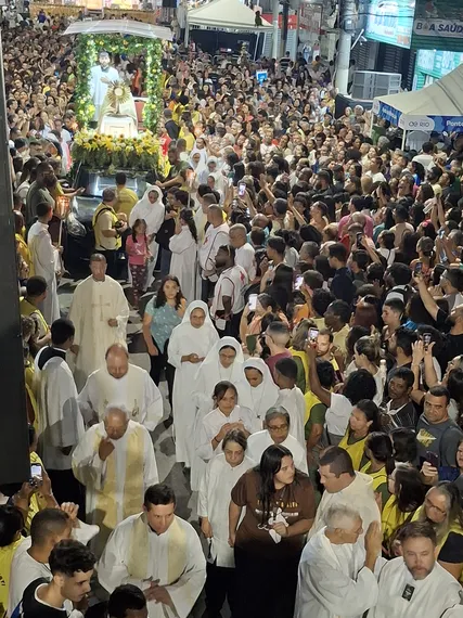 Milhares de fiéis caminham sobre maior tapete de sal da América Latina em procissão de Corpus Christi de São Gonçalo