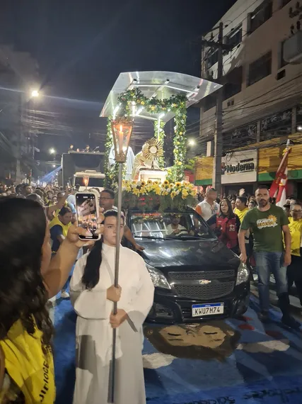 Milhares de fiéis caminham sobre maior tapete de sal da América Latina em procissão de Corpus Christi de São Gonçalo