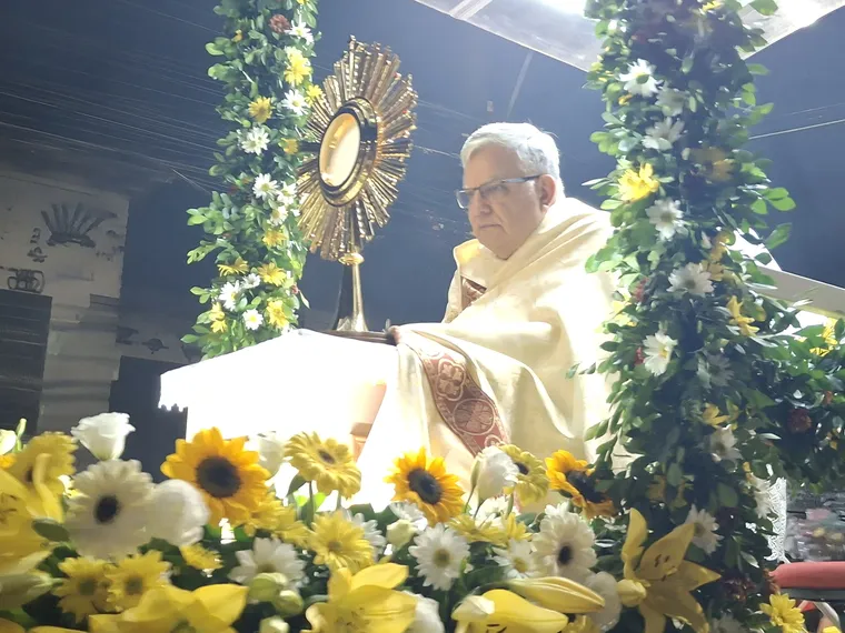 Milhares de fiéis caminham sobre maior tapete de sal da América Latina em procissão de Corpus Christi de São Gonçalo