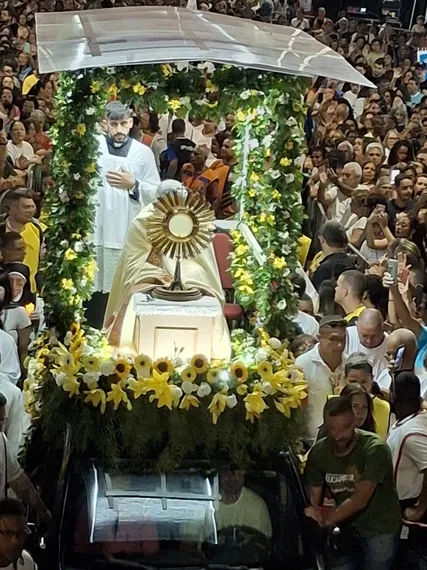 Milhares de fiéis caminham sobre maior tapete de sal da América Latina em procissão de Corpus Christi de São Gonçalo