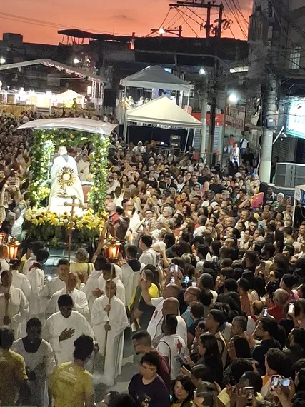 Milhares de fiéis caminham sobre maior tapete de sal da América Latina em procissão de Corpus Christi de São Gonçalo