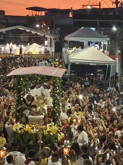 Milhares de fiéis caminham sobre maior tapete de sal da América Latina em procissão de Corpus Christi de São Gonçalo