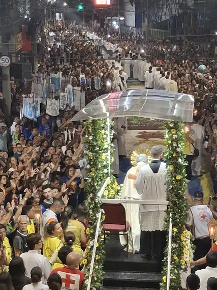 Milhares de fiéis caminham sobre maior tapete de sal da América Latina em procissão de Corpus Christi de São Gonçalo