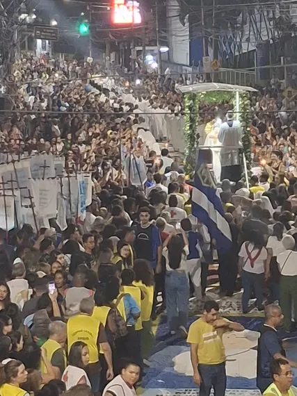 Milhares de fiéis caminham sobre maior tapete de sal da América Latina em procissão de Corpus Christi de São Gonçalo
