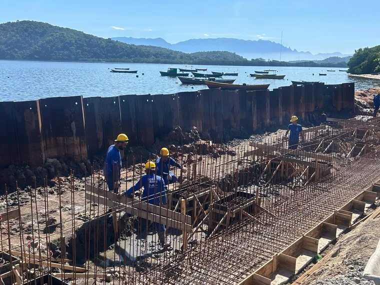 Obras de revitalização da nova orla avançam na Praia das Pedrinhas