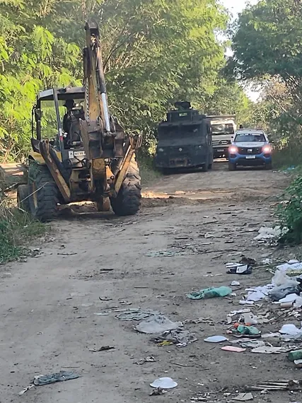 PM de São Gonçalo faz grande operação de retirada de barricadas em Guaxindiba
