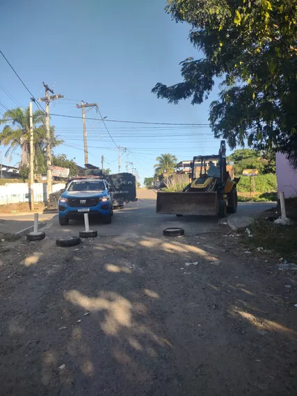 PM de São Gonçalo faz grande operação de retirada de barricadas em Guaxindiba
