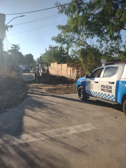 PM de São Gonçalo faz grande operação de retirada de barricadas em Guaxindiba