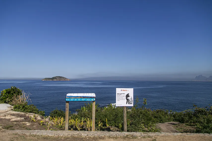 Placa em homenagem a Juliana Marins é inaugurada no mirante que carrega seu nome na Praia do Sossego, em Niterói