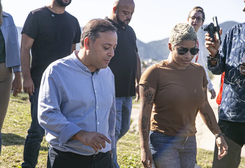 Placa em homenagem a Juliana Marins é inaugurada no mirante que carrega seu nome na Praia do Sossego, em Niterói
