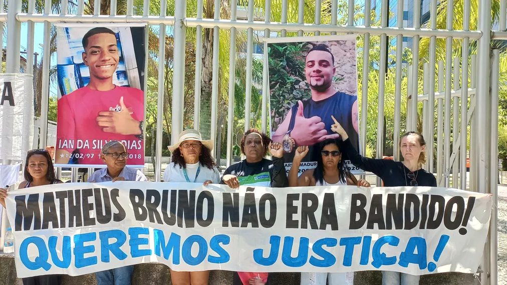 Protesto de mães de vítimas de violência policial marca júri popular em Niterói