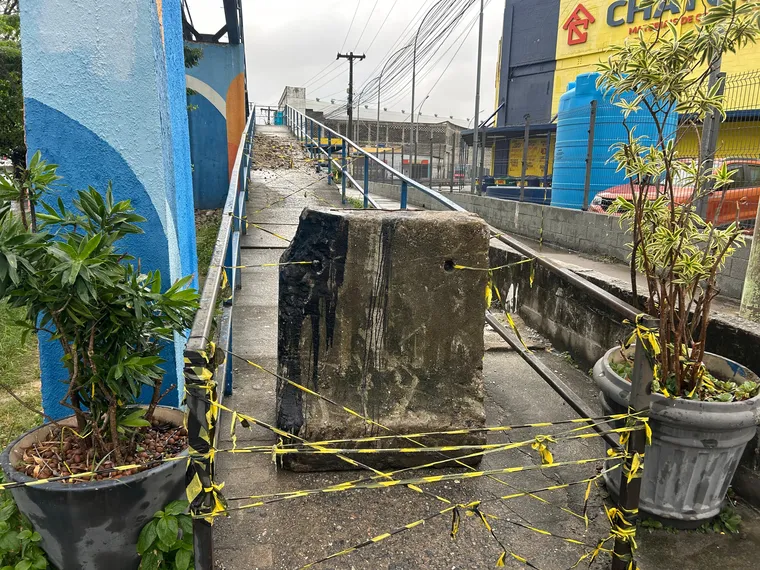 Risco iminente: Após desabamento de parte do piso, passarela do Colubandê, em SG, é interditada pela Defesa Civil