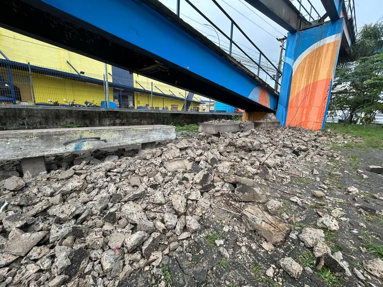 Risco iminente: Após desabamento de parte do piso, passarela do Colubandê, em SG, é interditada pela Defesa Civil