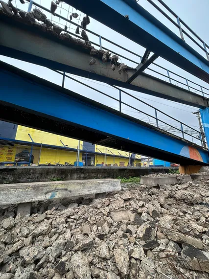 Risco iminente: Após desabamento de parte do piso, passarela do Colubandê, em SG, é interditada pela Defesa Civil