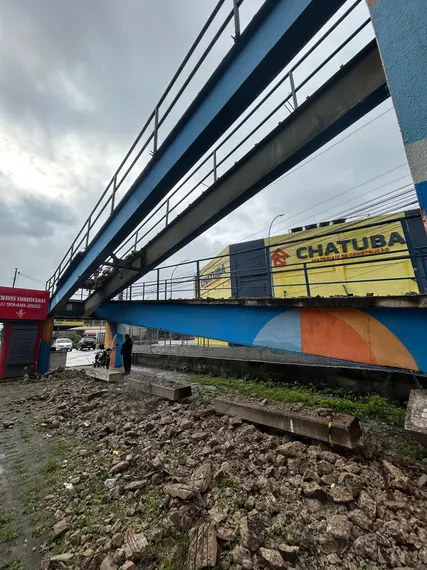 Risco iminente: Após desabamento de parte do piso, passarela do Colubandê, em SG, é interditada pela Defesa Civil