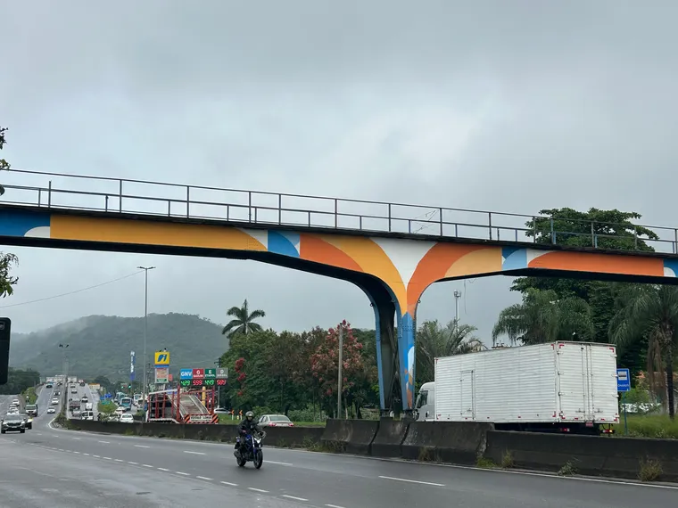 Risco iminente: Após desabamento de parte do piso, passarela do Colubandê, em SG, é interditada pela Defesa Civil