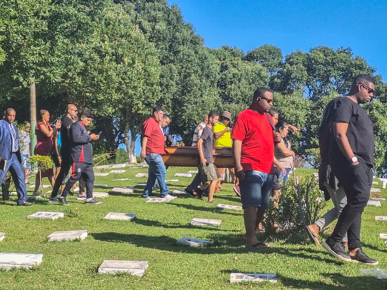 Sepultado em São Gonçalo o cantor Lucas Bittencourt, vítima de acidente no Raul Veiga