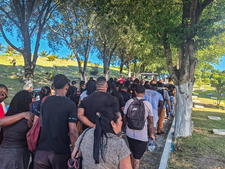 Sepultado em São Gonçalo o cantor Lucas Bittencourt, vítima de acidente no Raul Veiga