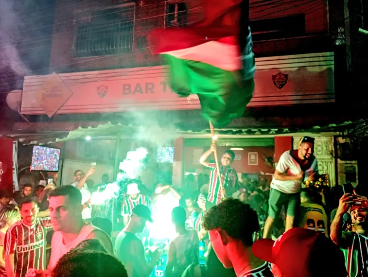 Torcida tricolor em São Gonçalo celebra campanha histórica do Fluminense após eliminação