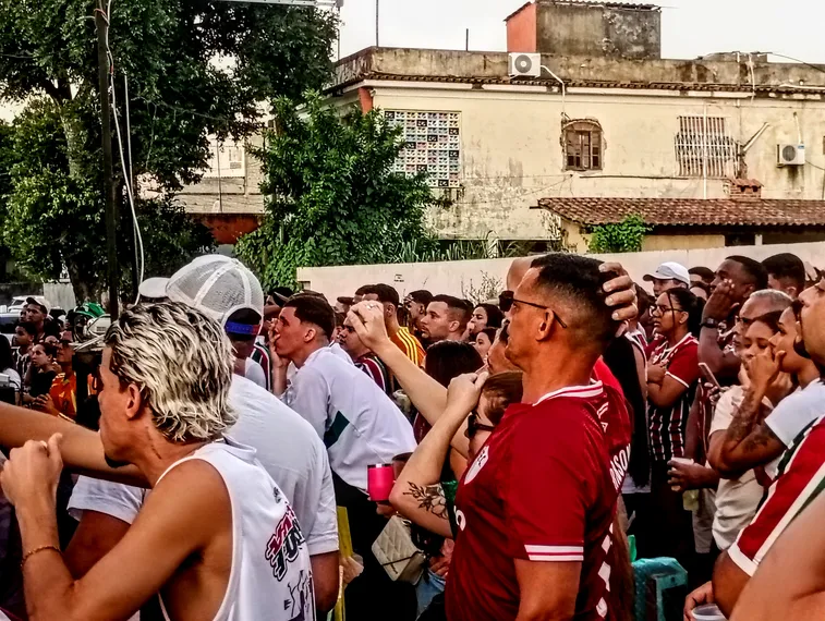 Torcida tricolor em São Gonçalo celebra campanha histórica do Fluminense após eliminação