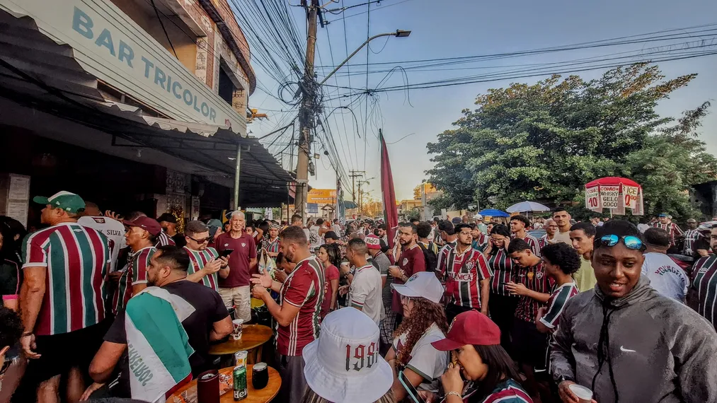 Torcida tricolor em São Gonçalo celebra campanha histórica do Fluminense após eliminação