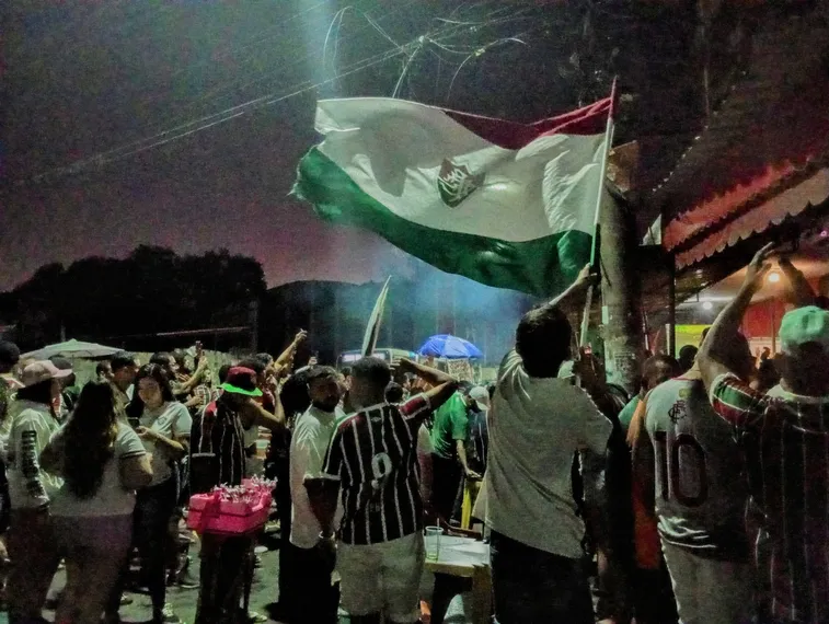 Torcida tricolor em São Gonçalo celebra campanha histórica do Fluminense após eliminação