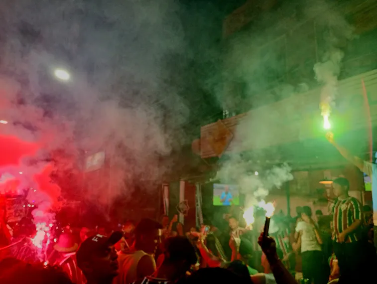 Torcida tricolor em São Gonçalo celebra campanha histórica do Fluminense após eliminação
