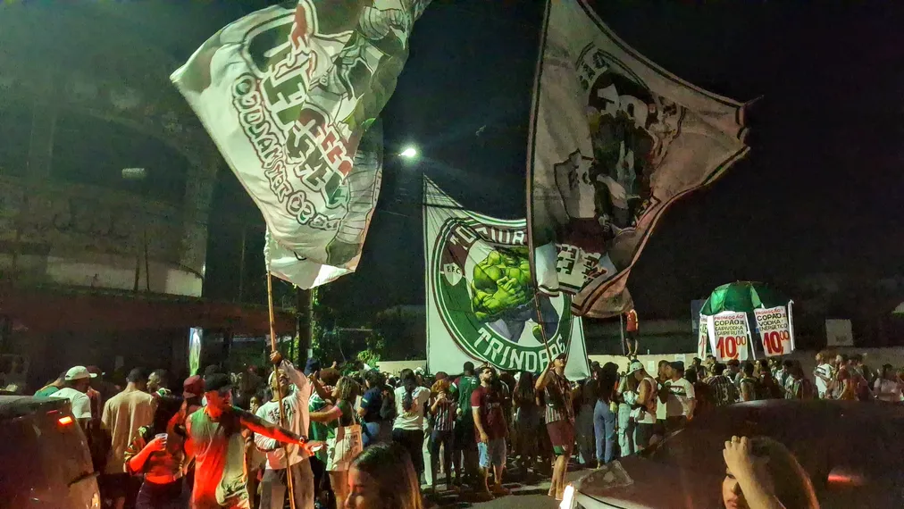 Torcida tricolor em São Gonçalo celebra campanha histórica do Fluminense após eliminação