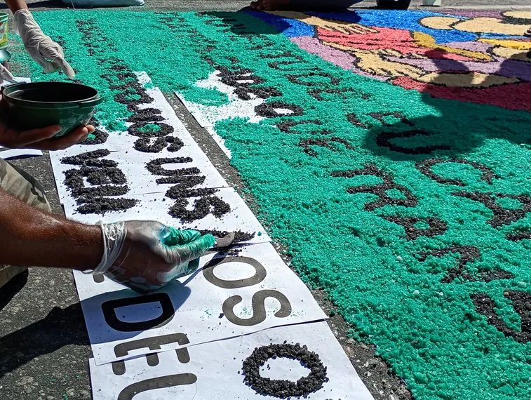Tradição renovada: Católicos começam a confeccionar os tapetes de Corpus Christi em SG