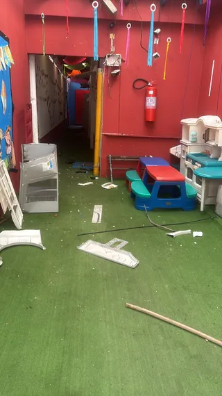 Tradicional escola de São Gonçalo é furtada e vandalizada no Vila Lage; vídeo