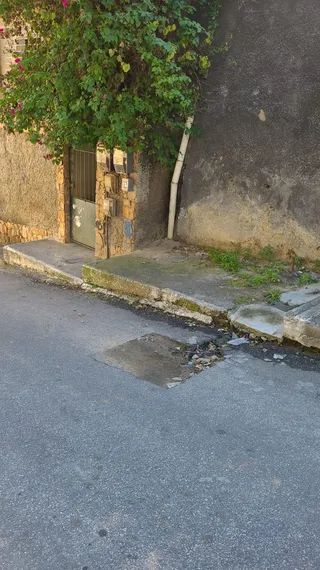 Vazamento de água há 3 semanas oferece risco de acidente para moradores do Gradim