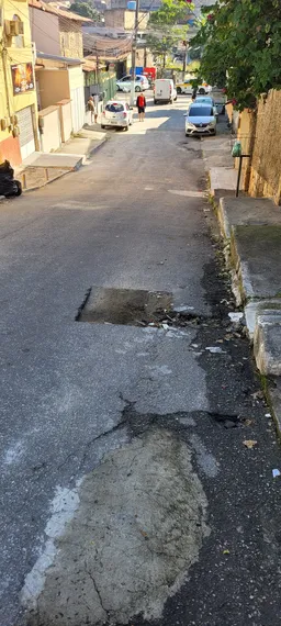 Vazamento de água há 3 semanas oferece risco de acidente para moradores do Gradim