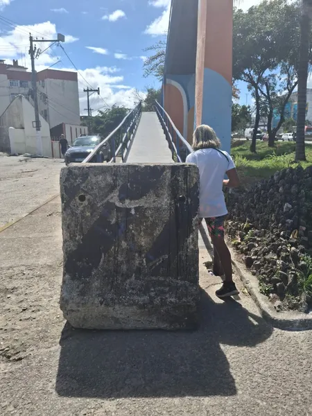 Ainda sem obras definitivas, passarela do Colubandê volta a ser utilizada e preocupa pedestres