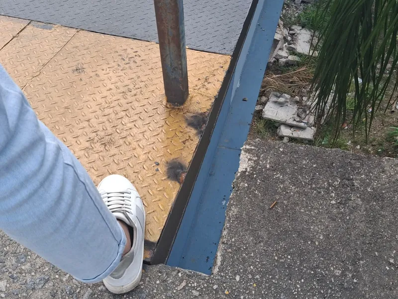 Ainda sem obras definitivas, passarela do Colubandê volta a ser utilizada e preocupa pedestres
