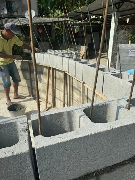 Aos 82 anos, devota constrói capela dedicada a Nossa Senhora Aparecida no quintal de casa em Niterói