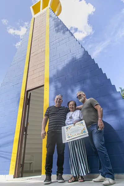 Aos 82 anos, devota constrói capela dedicada a Nossa Senhora Aparecida no quintal de casa em Niterói