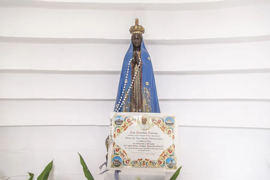 Aos 82 anos, devota constrói capela dedicada a Nossa Senhora Aparecida no quintal de casa em Niterói